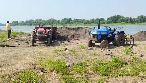 बीड: गुंतेगाव येथे छाप्यात १ कोटींची अवैध वाळू जप्त