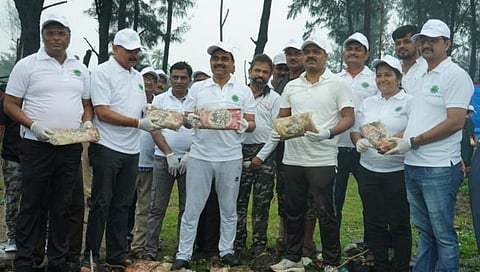 Raigad News: स्वच्छता मोहिमेत वरसोली समुद्रकिनाऱ्यावर आढळली चरसची पाकिटे