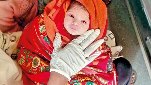 अन् रेल्वे स्थानकातून सुरू झाला ‘त्‍या’ बाळाच्या आयुष्याचा प्रवास!