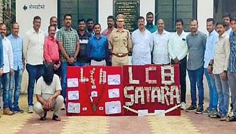 वाईतून बंदूक-गोळ्यांचा साठा जप्त