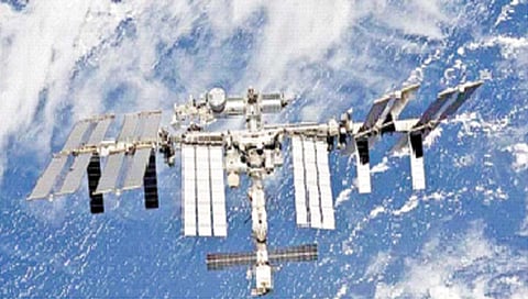space station …म्हणून स्पेस स्टेशन कधीच पृथ्वीवर कोसळत नाही