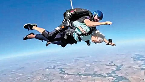 104 वर्षांच्या आजीबाईंचे स्कायडायव्हिंग!