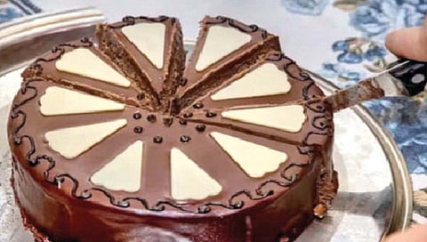 गोलच का असतो वाढदिवसाचा केक?