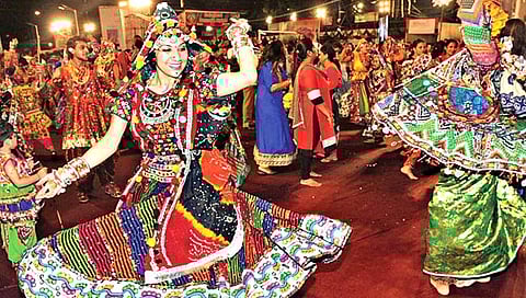 मुंबईत नवरात्रीत येणार गुजराती कलावंत