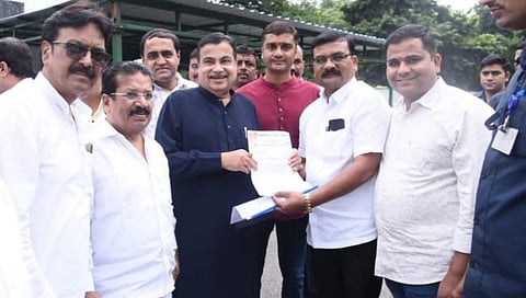 नाशिक ते सिन्नर महामार्गाची दुरावस्था; राष्ट्रवादी युवक काँग्रेसतर्फे गडकरींना निवेदन