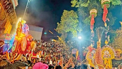 तुळजापुरातील सोहळ्यात सोलापूरच्या काठ्या मुख्य आकर्षण