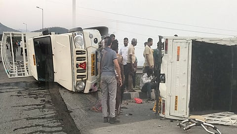 रायगड : मुंबई गोवा महामार्गावर दुभाजकाला धडकून टेम्पो पलटी; एक ठार तर सहा जण जखमी 