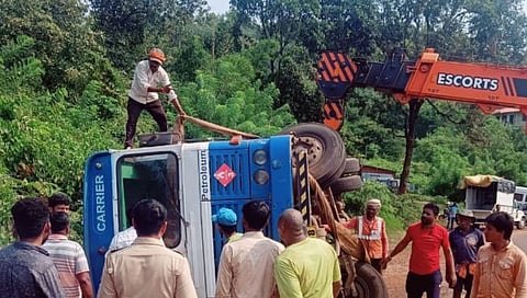 रत्नागिरी : नाणीज येथे पेट्रोलचा टँकर उलटला