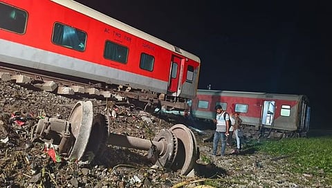 bihar train accident : बिहारमध्ये नॉर्थ ईस्ट एक्स्प्रेसला अपघात, सहा डबे रुळावरून घसरले; ४ ठार,५० हून अधिक जखमी