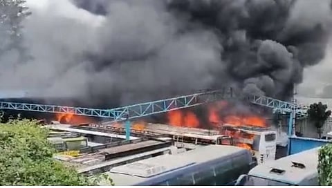 बंगळूर: बस डेपोतील १० खासगी बसेस जळून खाक (व्हिडिओ)