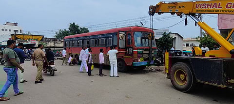 Pune news : भिगवणला एस.टी. बसचा ब्रेक फेल ; मोठी दुर्घटना टळली