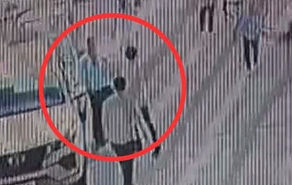 Pune Crime News : पुण्यात माजी नगरसेविका पतीची बिल्डरला मारहाण; व्हिडीओ व्हायरल