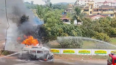 गोवा: मडगाव घोगळ येथे टेम्पो ट्रॅव्हलर्स जळून खाक