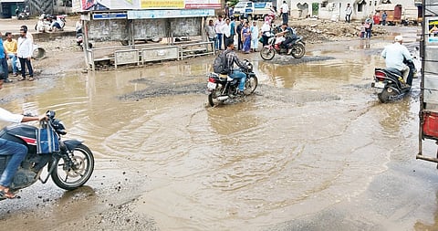 Pune News : पावसामुळे पुण्यातील रस्ते खड्ड्यात