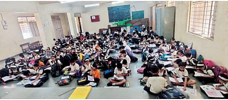 पुणे : पालिकेच्या शाळेत ‘गर्दीचा वर्ग’ ; दोन ते तीन वर्गांमधील विद्यार्थी एकाच वर्गात