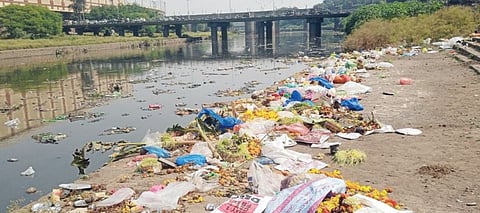 Pune News : घटाचे साहित्य थेट नदीपात्रात ; जागोजागी साचले कचर्‍याचे ढीग