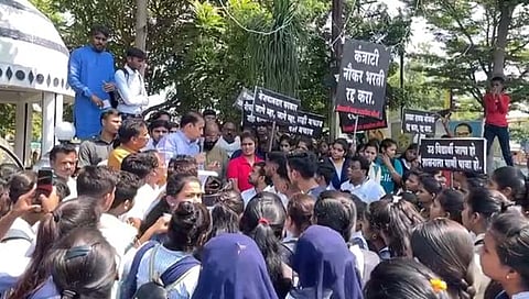 नागपूर : कंत्राटी भरतीविरोधात विद्यार्थ्यांचा काटोल तहसील कार्यालयावर मोर्चा