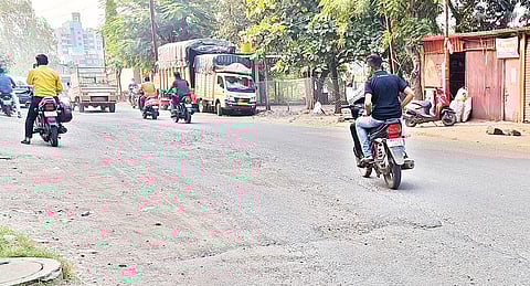 Khadakwasla News : लाखो रुपये पुन्हा खड्ड्यात! वाहनचालकांना मनस्ताप