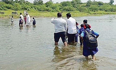 शाळेत जाण्यासाठी त्यांना काढावी लागते वाहत्या नदीतून वाट !