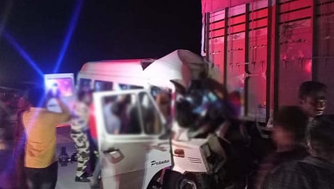 ट्रकला टेम्‍पोची धडक १२ जण ठार