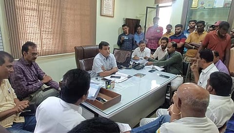 Sindhudurg News: कुडाळ येथे कंत्राटी कर्मचार्‍यांच्या प्रश्नावरून महावितरणचे अधिकारी, ठेकेदार धारेवर