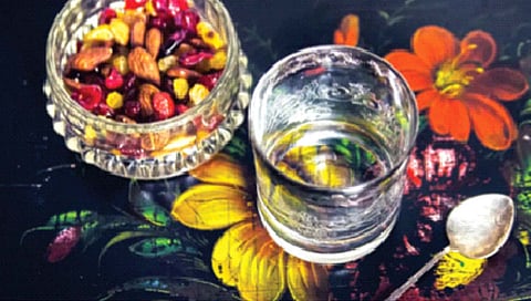 तब्येतीसाठी अनुकूल मनुक्याचे पाणी