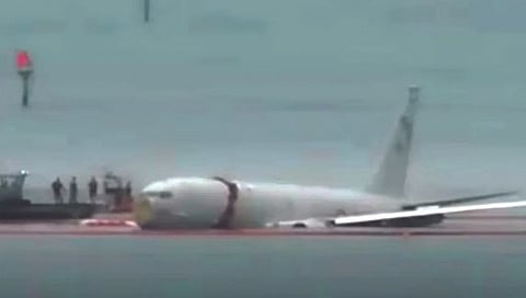 अन् समुद्रात उतरले विमान!