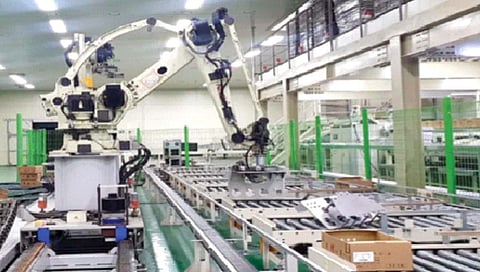 रोबोने फळांच्या बॉक्सऐवजी पकडले माणसाला आणि…