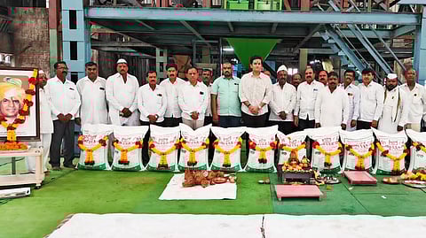 सोलापूर : भीमा साखर कारखान्याच्या पहिल्या ११ साखर पोत्यांचे पूजन