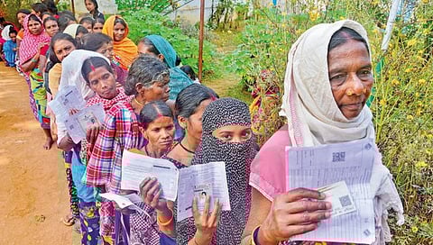 छत्तीसगडमध्ये 70 टक्के मतदान; नक्षल्यांचा गोळीबार