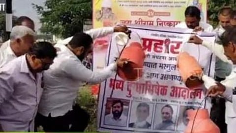 दूध दरासाठी प्रहारचे एरंडगाव बुद्रुक येथे दुग्धाभिषेक आंदोलन