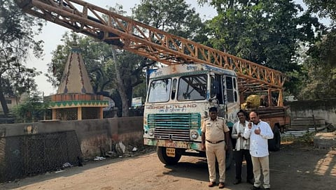 जळगाव : आरटीओचे नियम धाब्यावर, बोरवेल वाहनावर कारवाई