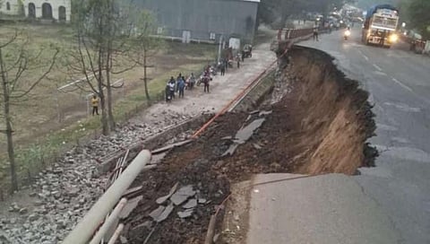 मनमाडचा ब्रिटिशकालीन रेल्वे ओव्हरब्रिज कोसळला, वाहतुक ठप्प