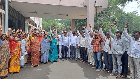 धुळे : अंडरपासच्या मागणीसाठी जिल्हाधिकारी कार्यालयाच्या आवारात निदर्शने