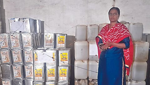 जप्त केलेल्या खाद्यतेलाच्या साठ्यासह अन्नसुरक्षा अधिकारी सुवर्णा महाजन