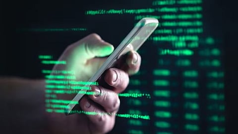 Mobile Hacking : काकाचा मोबाइल हॅक, पुतण्यावर गुन्हा