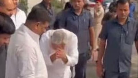 NitishKumar: नाराज आहात का ? या प्रश्नावर नितीशकुमारांनी नतमस्तक होत केली पत्रकारांची आरती