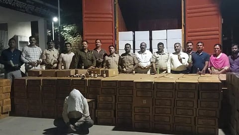 नाशिक : मालेगावमध्ये परराज्यातील मद्यसाठ्यासह ९४ लाखांचा मुद्देमाल जप्त; उत्पादन शुल्कच्या पथकाची कारवाई