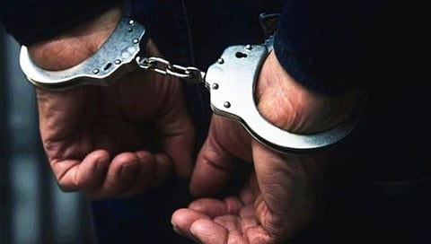 नशेसाठी स्वतःच्या दोन अल्पवयीन मुलांची विक्री