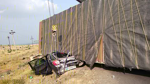 Accident News : कुरकुंभ घाटात कारवर कंटेनर पलटी ; कारचा चुरा