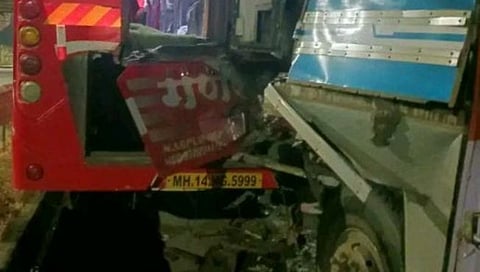 बुलढाणा : समृद्धी महामार्गावर पुन्हा भीषण अपघात; बसला ट्रकची धडक, २ जण ठार