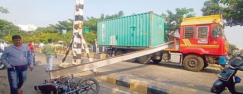 बारामतीत उड्डाणपुलाचा ’रिस्ट्रिक्टर’ कोसळला