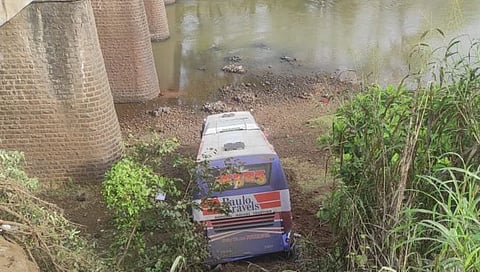 कोल्हापूर : वारणा नदीत पुलावरून ट्रॅव्हल्स कोसळली; शाहूवाडी तालुक्यातील घटना