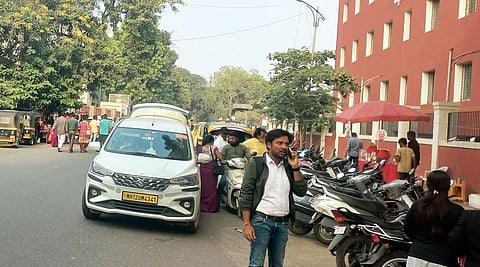 Pune News : पार्किंगच्या समस्येमुळे न्यायालयात कोंडी