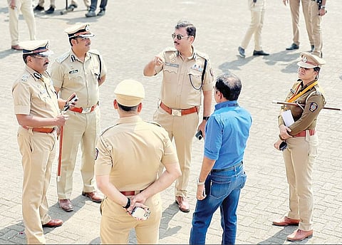 Pimpri News : पोलिस आयुक्तांसह वरिष्ठ अधिकारी ‘ऑन फिल्ड’