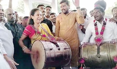 Supriya Sule : खासदार सुप्रिया सुळेंनी केलं यात्रेत ढोलवादन
