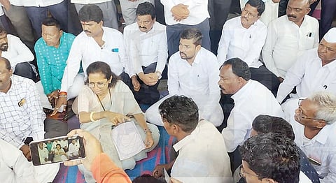 Pune News : द्राक्षबागेची खा. सुळेंकडून पाहणी