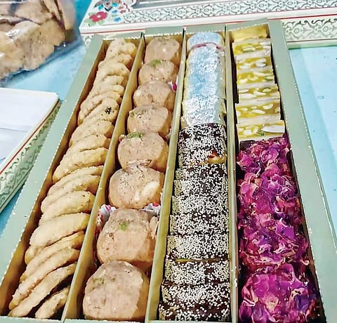 Pimpri News : एफडीएकडून घेतले जाताहेत मिठाईचे नमुने