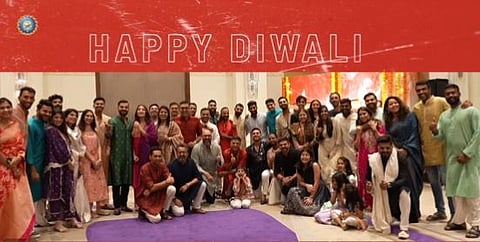 एकदिवसीय विश्‍वचषक स्‍पर्धेत स्‍मरणीय कामगिरी करणार्‍या टीम इंडियाच्‍या खेळाडूंनी आज कुटुंबासमेवत मोठ्या उत्‍साहात दिवाळी साजरी  केली.