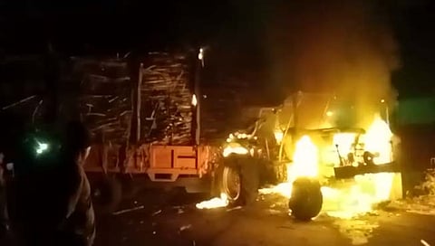 ऊस दरासाठी ट्रॅक्टर पेटवला